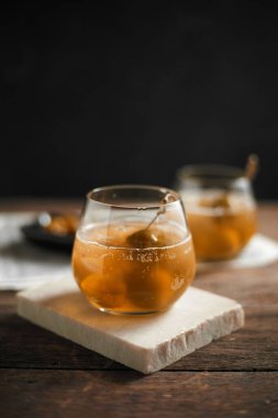 Bir bardak ev yapımı Umeshu Erik şarabı soda ve buzlu.