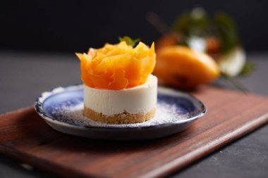 Mayonez ya da Marian erikli peynirli turta.