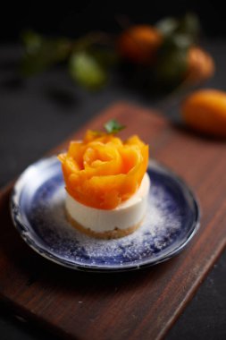 Mayonez ya da Marian erikli peynirli turta.