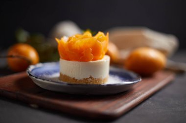 Mayonez ya da Marian erikli peynirli turta.