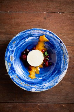 Çilekli pasta, tabakta güzel ve lezzetli yemekler, nefis yemekler, yaratıcı restoran yemeği konsepti.