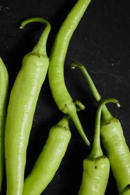 Siyah arka planda taze yeşil biber..