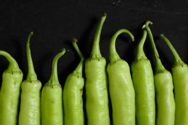 Siyah arka planda taze yeşil biber..