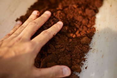 Kullanılmış kahve telvelerini kapat, seçici odaklanma.