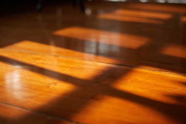 Işık ve Gölge 'yi ahşap zemindeki pencereden kapat