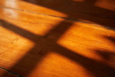 Işık ve Gölge 'yi ahşap zemindeki pencereden kapat