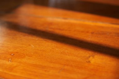 Işık ve Gölge 'yi ahşap zemindeki pencereden kapat