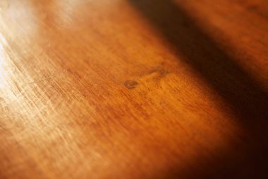 Işık ve Gölge 'yi ahşap zemindeki pencereden kapat