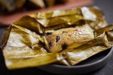 Yapışkan pirinci muzla kapat (Khao Tom Mat), Tayland tatlısıyla