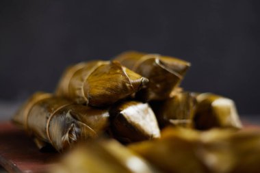 Yapışkan pirinci muzla kapat (Khao Tom Mat), Tayland tatlısıyla