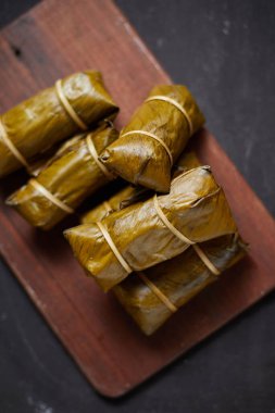 Yapışkan pirinci muzla kapat (Khao Tom Mat), Tayland tatlısıyla