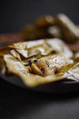 Yapışkan pirinci muzla kapat (Khao Tom Mat), Tayland tatlısıyla