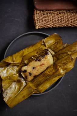 Yapışkan pirinci muzla kapat (Khao Tom Mat), Tayland tatlısıyla