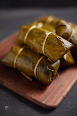 Yapışkan pirinci muzla kapat (Khao Tom Mat), Tayland tatlısıyla