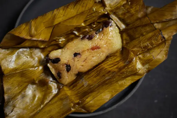 Yapışkan pirinci muzla kapat (Khao Tom Mat), Tayland tatlısıyla