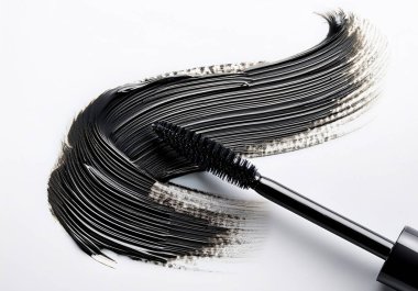 Maskara fırçasından siyah göz kalemi lekesi beyaz arka planda