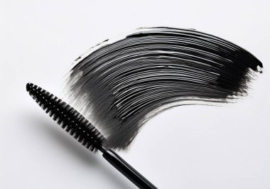 Maskara fırçasından siyah göz kalemi lekesi beyaz arka planda