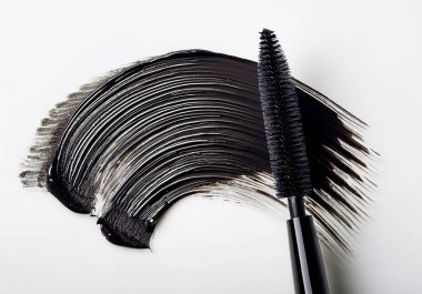 Maskara fırçasından siyah göz kalemi lekesi beyaz arka planda