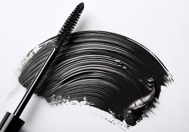 Maskara fırçasından siyah göz kalemi lekesi beyaz arka planda