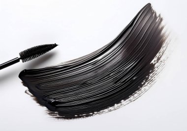 Maskara fırçasından siyah göz kalemi lekesi beyaz arka planda