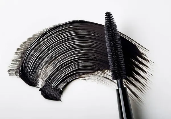 Maskara fırçasından siyah göz kalemi lekesi beyaz arka planda