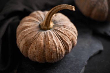 Siyah arka planda Tayland balkabağını kapat.