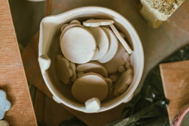 Çamur çömlek seramik ürünleri, çömlek yapma süreci. .