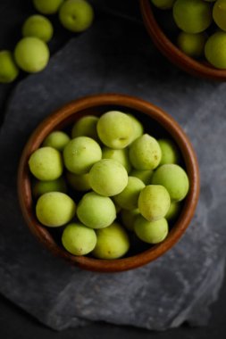 Koyu arkaplanda yeşil erik.