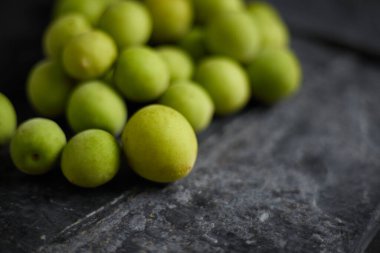 Koyu arkaplanda yeşil erik.