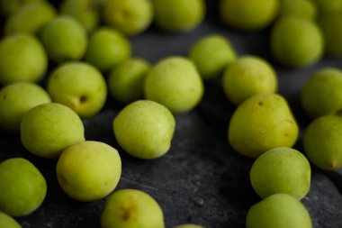 Koyu arkaplanda yeşil erik.