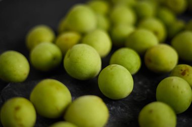 Koyu arkaplanda yeşil erik.