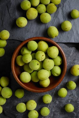 Koyu arkaplanda yeşil erik.