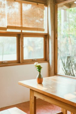 Konforlu evdeki mobilyaları kapat