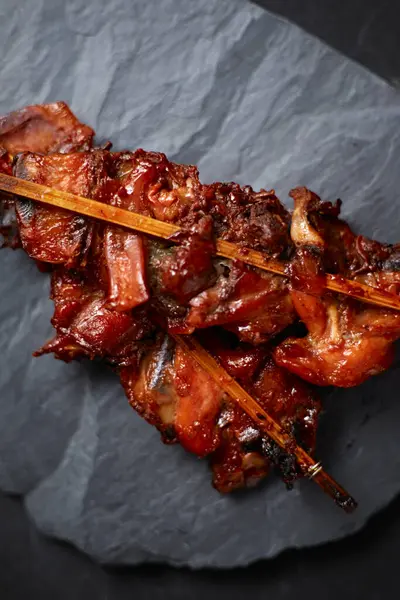 Tayland usulü ızgara tavuk sokak yemekleri..