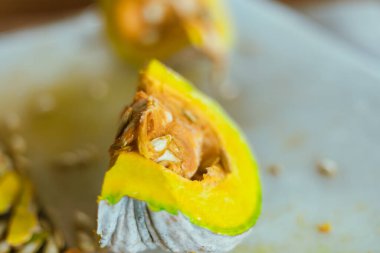 Mutfakta sarı balkabağı dilimi