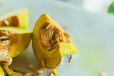 Mutfakta sarı balkabağı dilimi