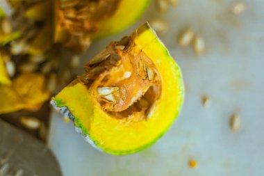 Mutfakta sarı balkabağı dilimi