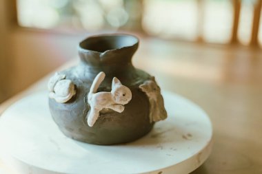 Çamur çömlek seramik ürünleri, çömlek yapma süreci. .