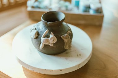 Çamur çömlek seramik ürünleri, çömlek yapma süreci. .