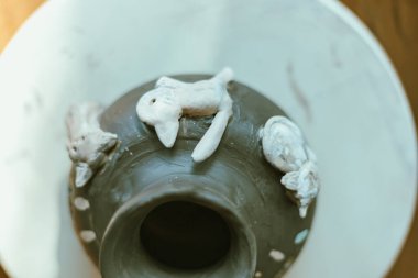 Çamur çömlek seramik ürünleri, çömlek yapma süreci. .