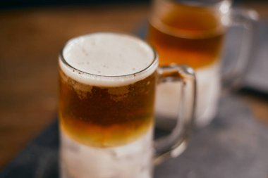 Biraları ahşap masaya koyun.