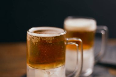 Biraları ahşap masaya koyun.