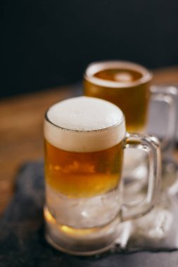 Biraları ahşap masaya koyun.