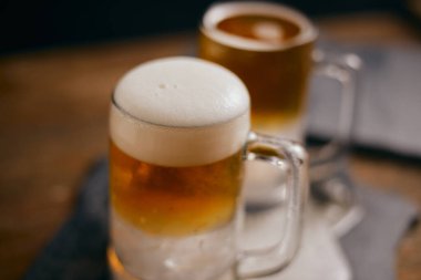 Biraları ahşap masaya koyun.