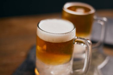 Biraları ahşap masaya koyun.