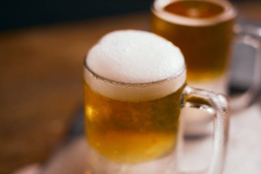 Biraları ahşap masaya koyun.