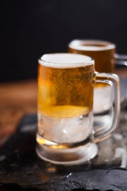 Biraları ahşap masaya koyun.