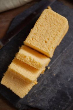 Tereyağlı kek dilimleri tabakta, seçici odaklanma