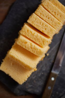 Tereyağlı kek dilimleri tabakta, seçici odaklanma