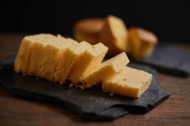 Tereyağlı kek dilimleri tabakta, seçici odaklanma